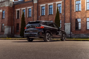 BMW X135 maja taustal bravoauto kasutatud auto müügipildid